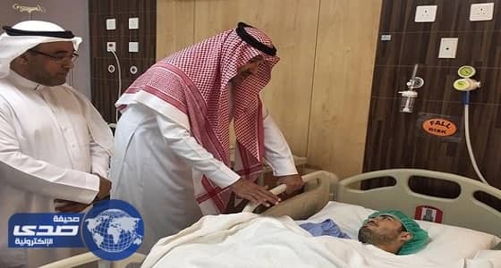 أمير المدينة يزور الطبيب المعتدى عليه بآلة حادة للاطمئنان على صحته
