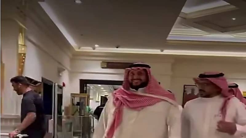 الأمير خالد بن عبدالعزيز يصل جدة لدعم الشباب قبل مواجهة الاتحاد