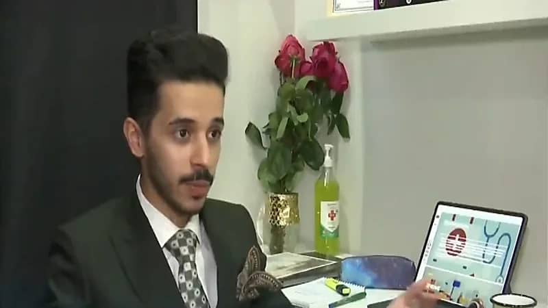 بالفيديو.. مبتعث يرسم الجمجمة البشرية ويظهر أدق تفاصيلها