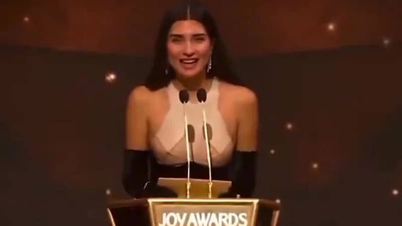 توبا تتحدث العربية في Joy Awards : شو هالليلة الحلوة بقلب الرياض .. فيديو