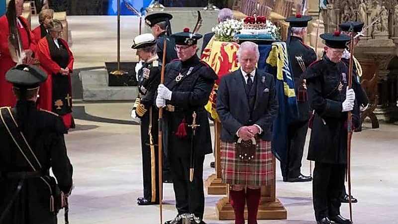 الكشف عن سبب ظهور الملك تشارلز بـ تنورة قصيرة في توديع الملكة إليزابيث