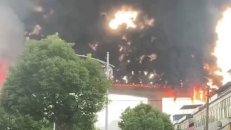 شاهد .. حريق هائل جراء تحطم شاحنة تحمل مواد قابلة للاشتعال بالصين