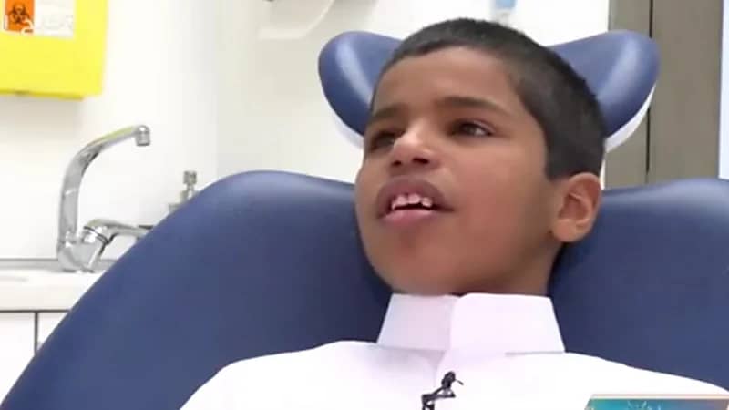 شاهد.. "طبيبة" تتكفل بمعالجة أسنان الطفل "سيف" الذي تعرض للتنمر