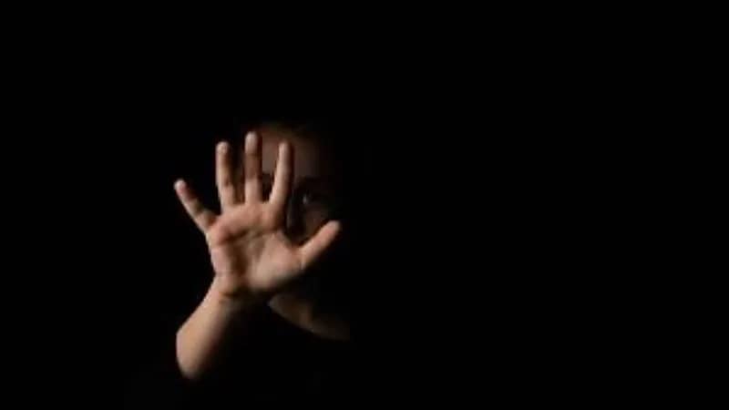 القبض على متهم بالتحرش بطفلته وابنة زوجته