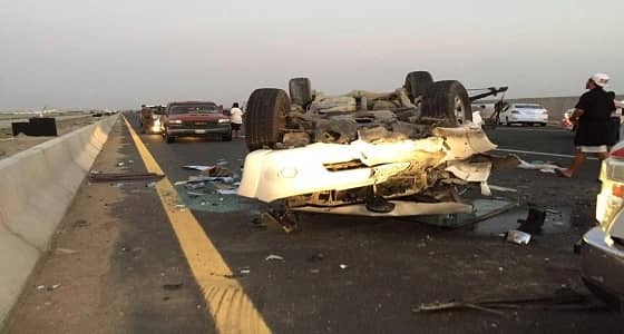 كثافة مرورية بطريق المدينة إثر انقلاب مركبة وإصابة قائدها