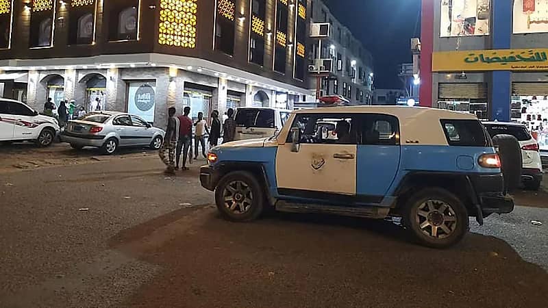 شاب يغتصب فتاة ويقتلها ويعمد دفنها بحديقة منزلة