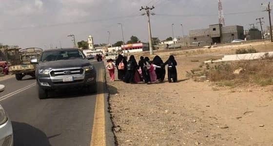 بالصور.. طالبات يذهبن لمنازلهن على الأقدام بسبب تعطل الحافلة الدراسية