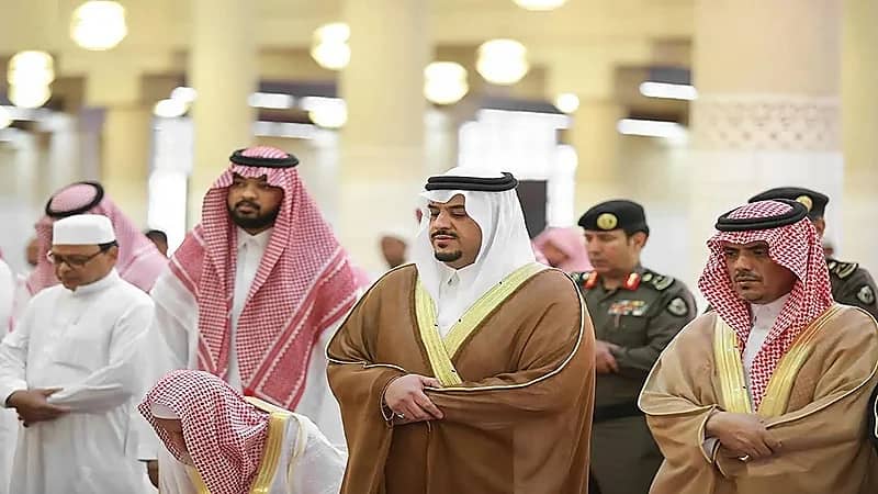 نائب أمير الرياض يؤدي صلاة الميت على لولوة بنت عبدالعزيز .. صور