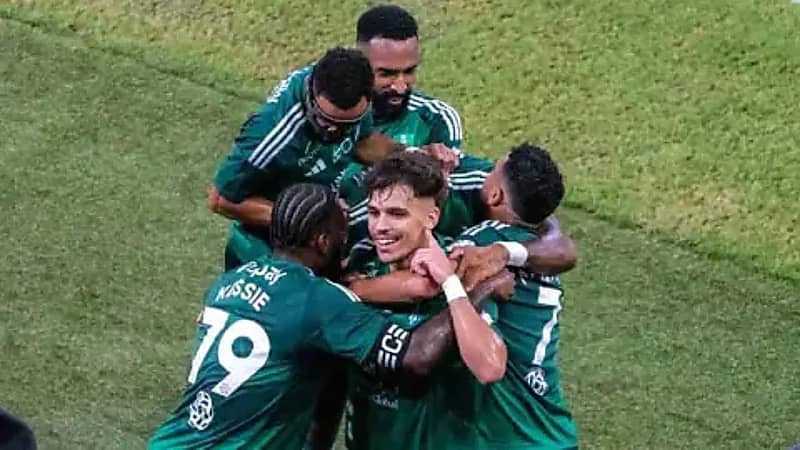 محترف الأهلي على أبواب الرحيل لإسبانيا