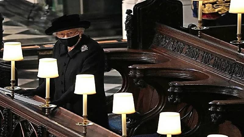 سبب جلوس ملكة بريطانيا بمفردها في وداع زوجها الراحل الأمير فيليب