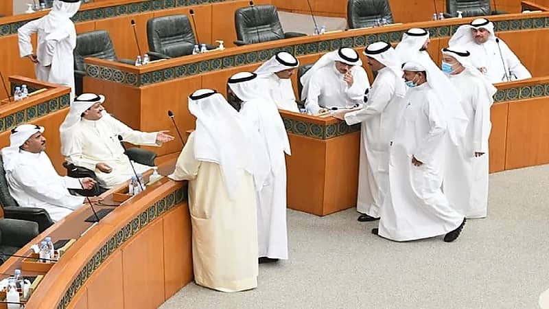 بالفيديو.. خلاف بين نواب مجلس الأمة الكويتي والوزراء على أماكن الجلوس