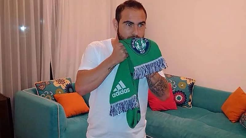 لاعب الأهلي السابق يعتزل كرة القدم