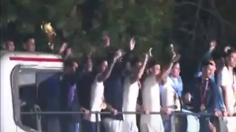 شاهد.. استقبال جماهيري كبير لأبطال العالم بعد الوصول إلى العاصمة الأرجنتينية بوينس أيرس
