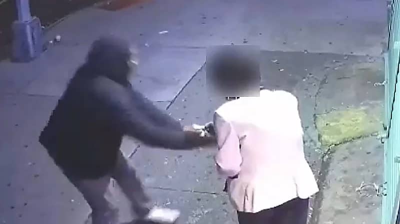 شاهد .. لص يسرق محفظة مسنة أثناء تقديمها المال لمساعدته في نيويورك