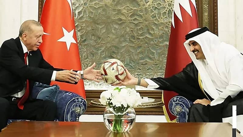 أمير قطر يستعرض كرة نهائي مونديال 2022 أمام أردوغان.. فيديو