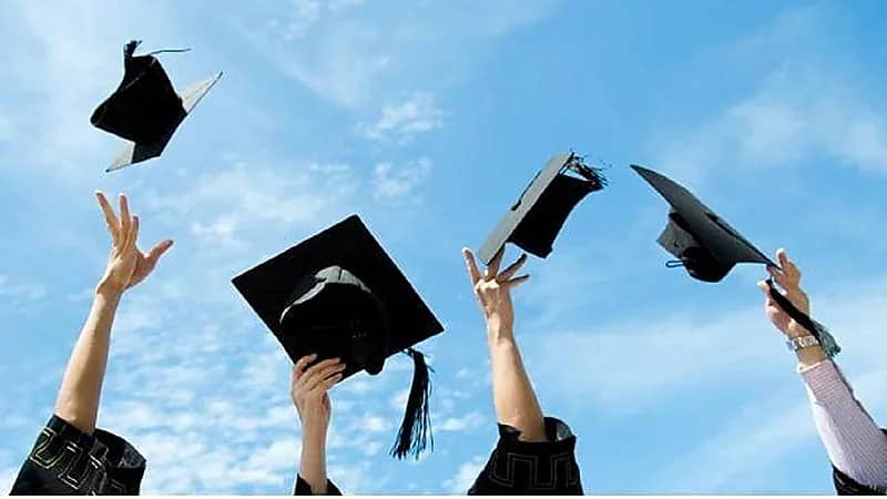 شاهد.. فرحة عارمة ورقص هستيري لأب في حفل تخرج ابنه