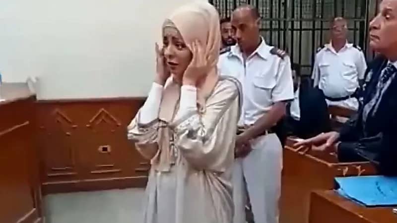 مضيفة طيران تونسية تقتل ابنتها وتحاول الانتحار : أنا مريم العذراء .. فيديو