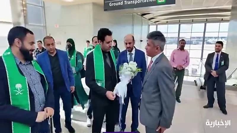‏أجواء احتفالية ترافق بعثة المنتخب السعودي للعلوم والهندسة أثناء مغادرتهم مطار واشنطن.. فيديو