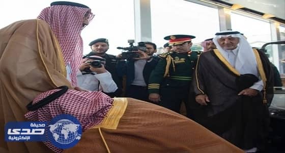 صورة ولي العهد يقبل قدم خادم الحرمين تشعل مواقع التواصل الاجتماعي