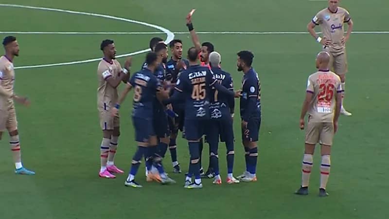 لحظة طرد لاعب الفيحاء بعد 4 دقائق من انطلاق المباراة .. فيديو