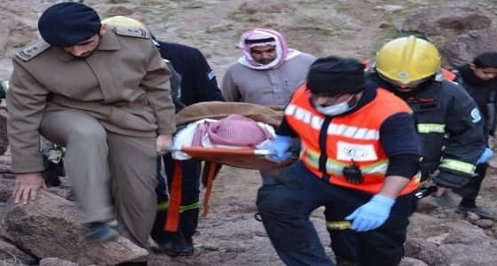 الدفاع المدني يُحذر.. بعد سقوط مواطن إثر تسلقه جبل بـ " حائل "