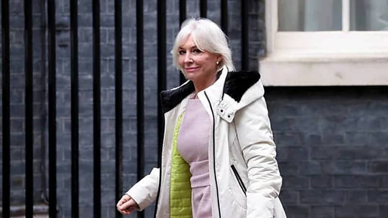 طرد وزيرة الثقافة البريطانية من "واتس" الحزب الحاكم بعدما وصفت جونسون بالبطل