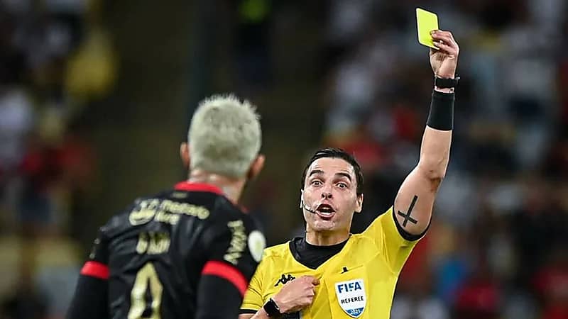 قانون تضييع الوقت الجديد يغير نتيجة مباراة بالدوري البرازيلي.. فيديو