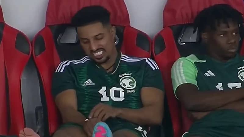 بالفيديو.. الدوسري يتعرض للإصابة ويغادر الملعب بالسيارة