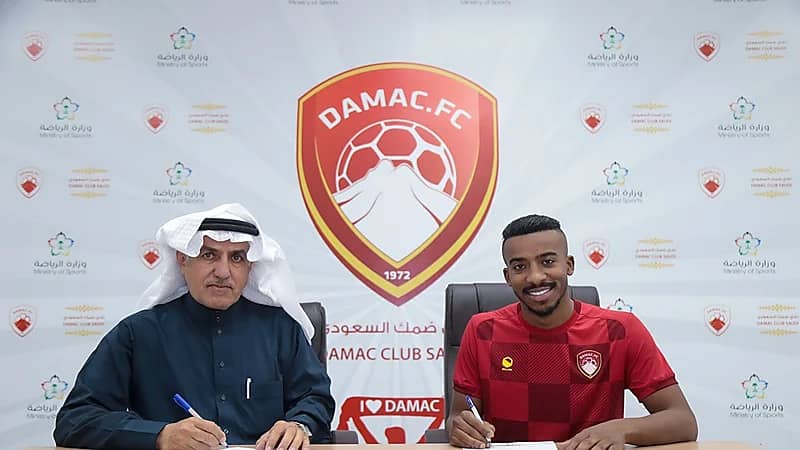 "اليامي" يوقع رسميًا مع ضمك