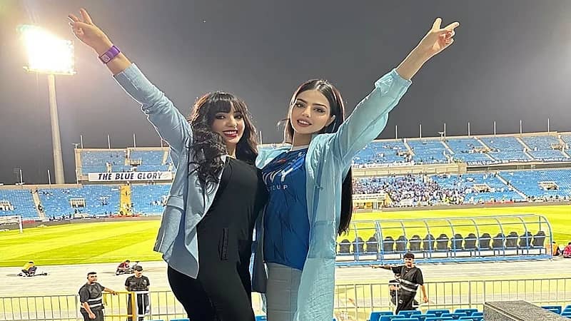 حماس وتشجيع نرمين محسن ورجاء الحاضي للهلال من المدرجات .. فيديو