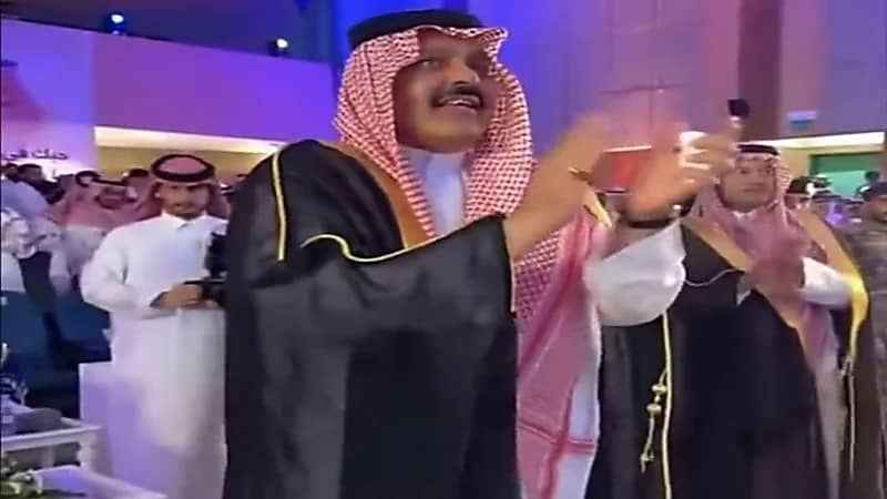 أمير حائل يطبق عمليًا مقولة قف للمعلم.. فيديو