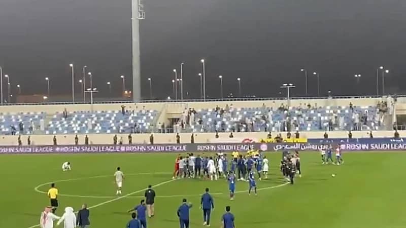 مشادة بين لاعب الفتح وحارس الأخدود بعد نهاية المباراة.. فيديو