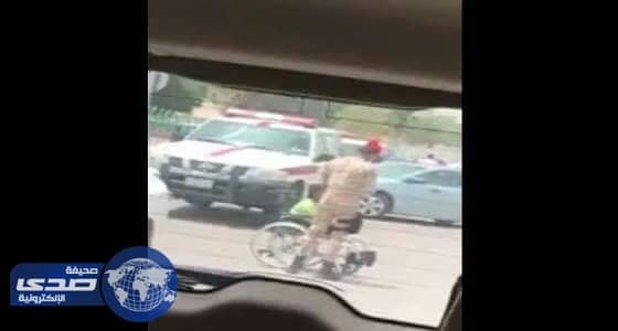 بالفيديو .. موقف إنساني لرجل أمن مع ذوي احتياجات خاصة يحظى بمشاهدة قياسية