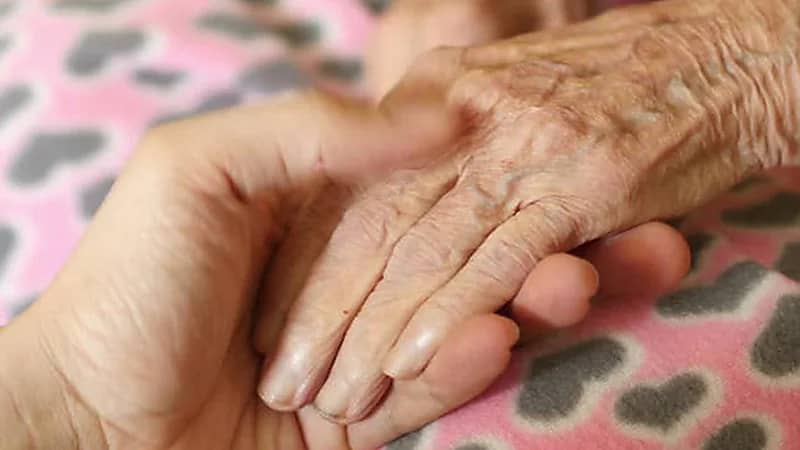 شاب يطعن جدته بـ "شوكة الطعام"