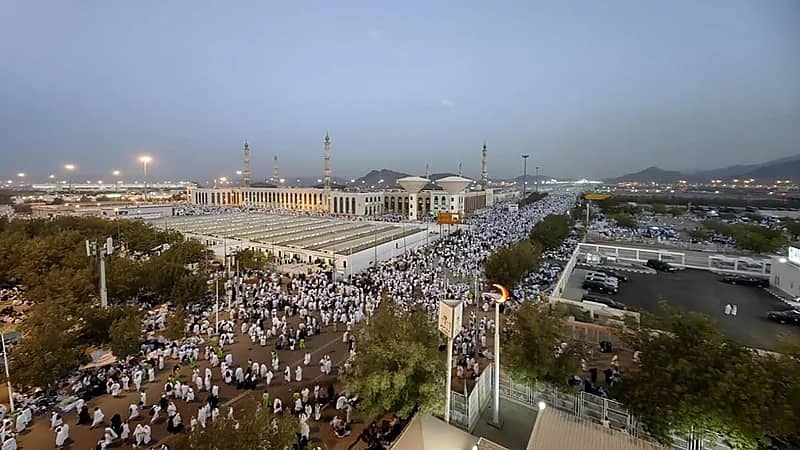 ضيوف الرحمن يتوافدون إلى صعيد عرفات لأداء ركن الحج الأعظم.. فيديو