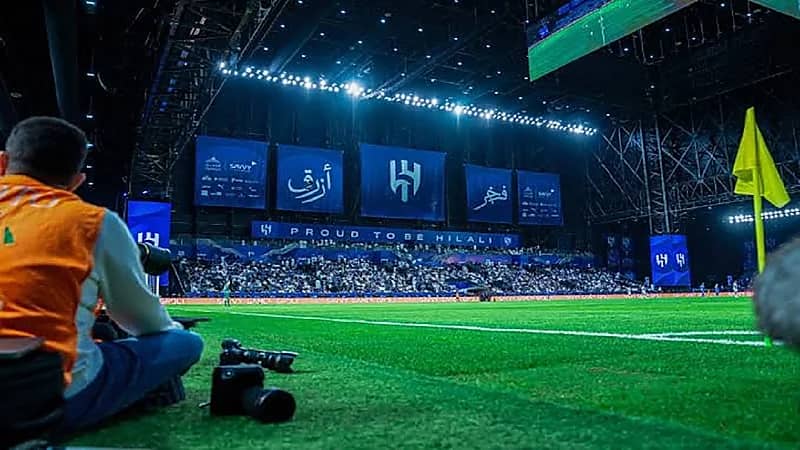 أعمدة سحرية تحول ملعب المملكة آرينا إلى ترفيه .. فيديو