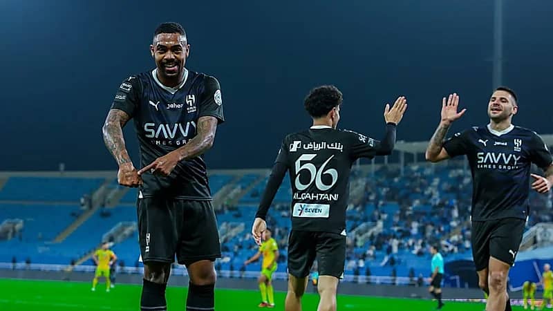 صحف عالمية تتغنى بفوز الهلال الساحق على الحزم