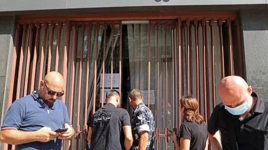 مودع لبناني يحتجز مدير فرع بنك مصر رهينة.. فيديو