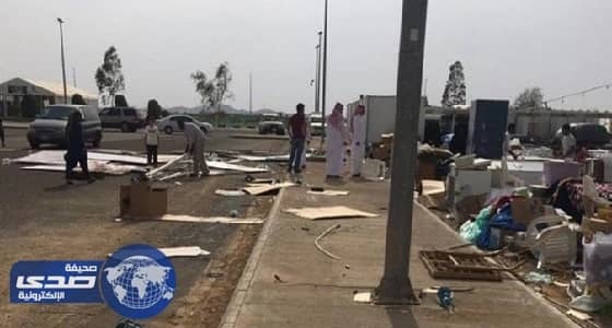 بالصور.. الأضرار الناتجة عن الرياح الشديدة في سوق عكاظ