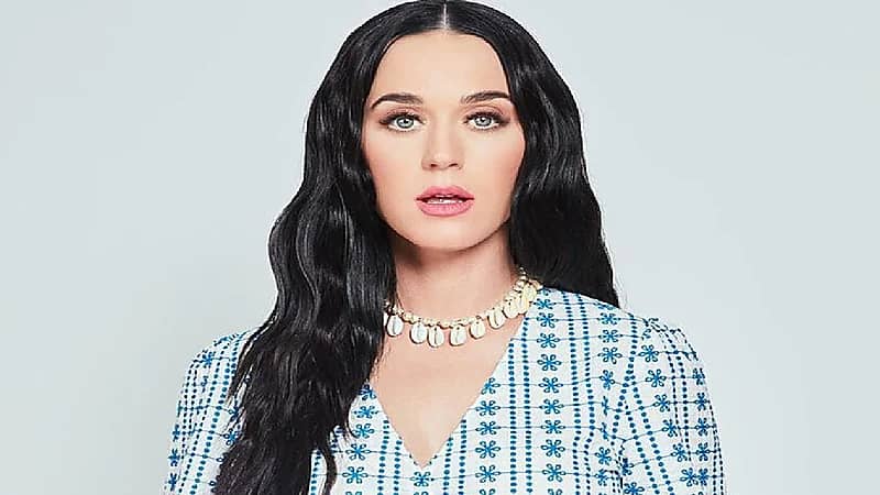 كاتي بيري تثير الجدل بحفل عشاء مع رئيس وزراء سابق