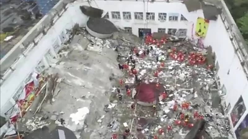 انهيار سقف مدرسة يودي بحياة 11 شخص .. فيديو