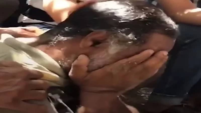 شاهد.. رجل يجهش بالبكاء أمام أحد المصارف