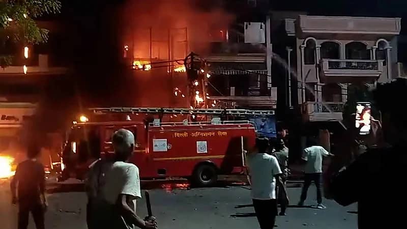 انفجار مستودع للألعاب النارية يودي بحياة 21 شخص .. فيديو