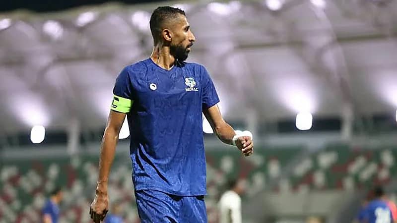 سلمان الفرج يتلقى رسالة من أحد الجماهير حول مواجهة الهلال ويثير الجدل برده