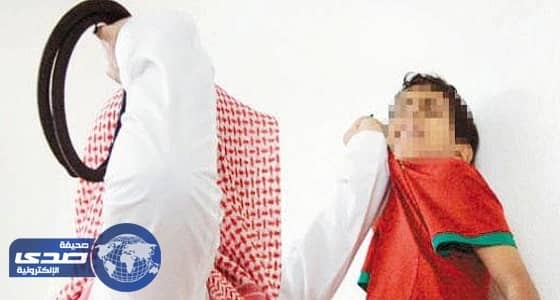 بالفيديو.. مسؤول يضرب طالبًا بالعقال أمام المسجد