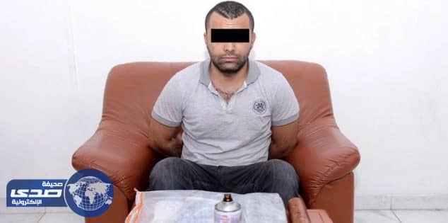 لص يسرق محل صرافة بزي نسائي