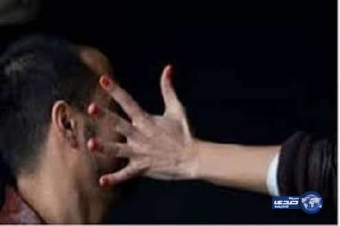 بالفيديو.. رجل أمن يترجل من دوريته لمساعدة عائلة في أول أيام العيد