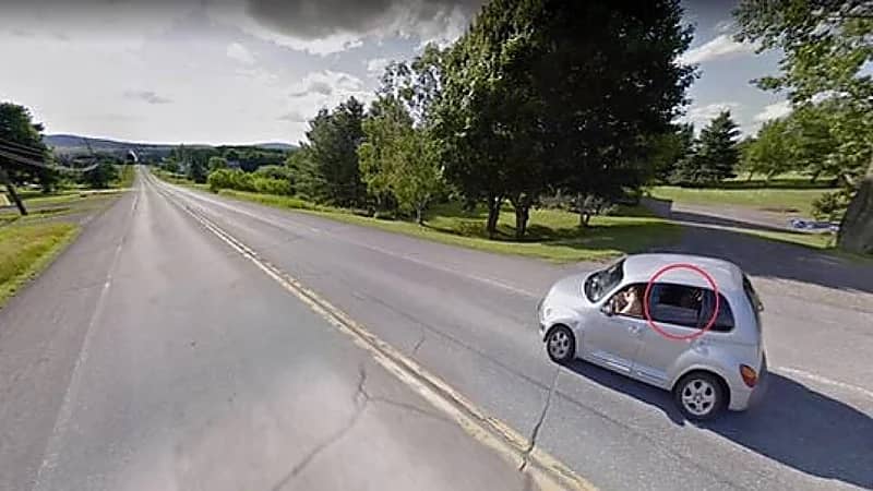 امرأة تكتشف كائنات غريبة وغير عادية في سيارة على جوجل إرث