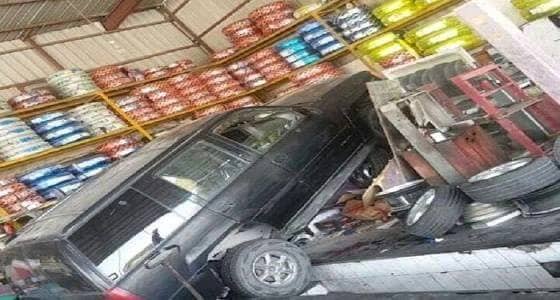 بالصور.. سيارة تقتحم محل بنشر وتسبب تلفيات