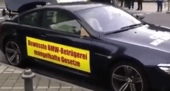 بالفيديو..أمريكيين يحطموا سيارة بالأسلحة لوقوفها بطريقة خاطئة